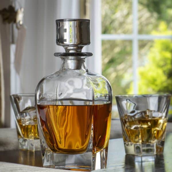 Glencairn Crystal The elegant Harris Whisky Decanter adds a contemporary touch to your home bar and is ideal for storing and serving your favourite premium spirit. Made from the finest lead free crystal which adds claity to the spirit. A particularly modern style, perfect for a corporate gift or special occasion with personalised crystal engraving available. Browse the rest of our <a href="https://glencairn.co.uk/product-category/product-type/decanters/">decanters</a>