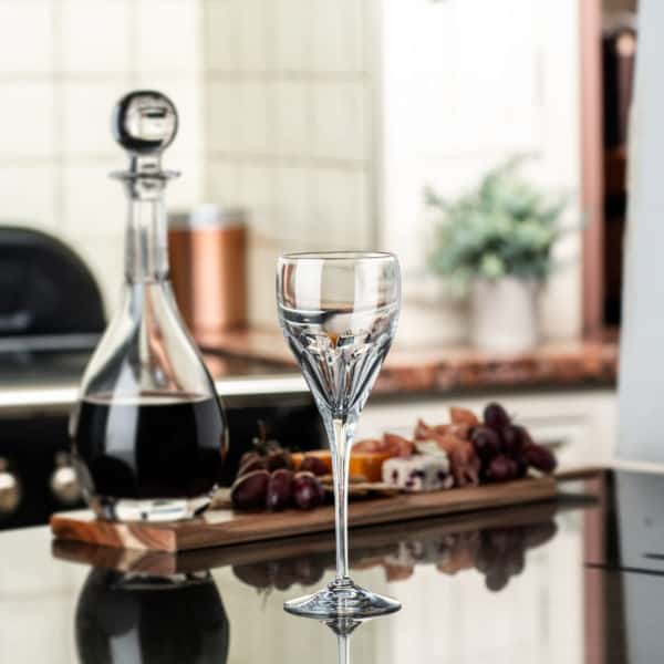 Glencairn Crystal The Lewis collection is a weighted and resilient range that features a thumb cut pattern on the crystal, creating a sophisticated faceted effect. The perfect shape, size and weight, this wine glass is made from high quality lead free crystal and supplied in a premium navy gift box, perfect for wine drinkers. Also available for <a href="https://glencairn.co.uk/product/lewis-white-wine-gift-set-of-2/"> white wine</a> .
